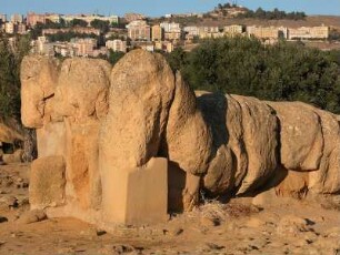 Ausgrabungen griechischer Wohn-und Kultstätten im Tal der Tempel von Agrigent, im Hintergrund die Stadt Agrigent