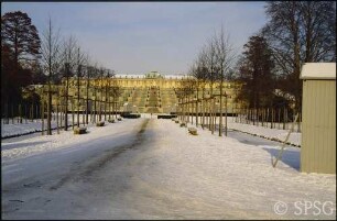 Potsdam, Park Sanssouci, Blick vom Parterre Große Fontäne auf Terrassen und Schloss Sanssouci.