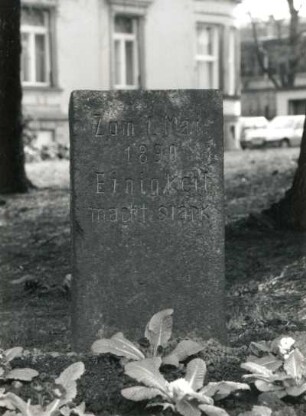 Gedenkstein zum 1. Mai 1890 : Gedenkstein zum 1. Mai 1890. Granit. Ebersbach-Neugersdorf, bei Hauptstraße 41 (Rathaus)