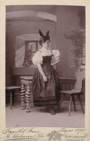Frau M. A. Straus in badischer Tracht