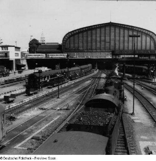 Hamburg. Hauptbahnhof. Gleisanlagen und Bahnsteighalle von Süden