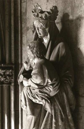 Standbild der Maria mit dem Kinde : Standbild der Maria mit dem Kinde. Sandstein; Höhe ca. 2,10 m (um 1250). Hüftstück. Meißen, Dom St. Johannis und St. Donatus, Achteckbau