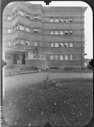 Dresden-Friedrichstadt, Bodelschwinghstraße 1/3. Ehem. Obdachlosenheim für Männer (Medizinische Berufsfachschule am Krankenhaus Dresden-Friedrichstadt, 1928; P. Wolf). Straßenfront (Teilansicht) mit Eingang von Osten