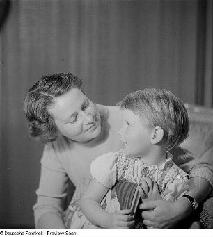 Porträt der Lichtbildnerin Hildegard Jäckel mit einem Mädchen