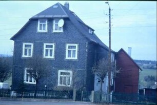 giebelständiges Schieferhaus mit Vorgarten