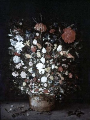 Holzbottich mit Blumen
