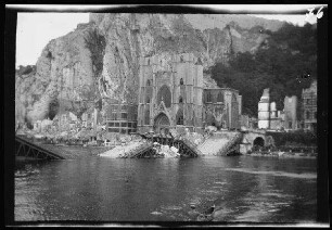 Dinant (Provinz Namur, Belgien): zerstörte Brücke über die Maas (Gewässer) und beschädigte Kirche Notre-Dame ("Maasübergang I. Armee-Korps")