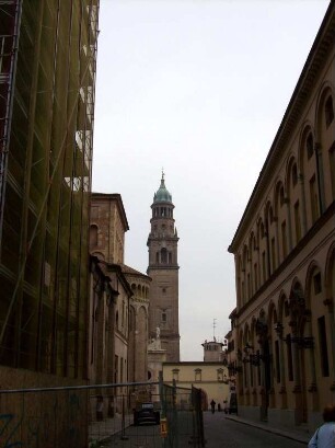Parma: Straßenzug mit Dom (li.) und Turm von San Giovanni Evangelista