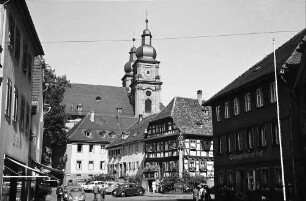 Amorbach: Fachwerkhaus mit Mariensäule und Stadtpfarrkirche