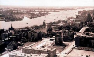 Hamburg: Blick von der Michaeliskirche auf Hafen und Landungsbrücke