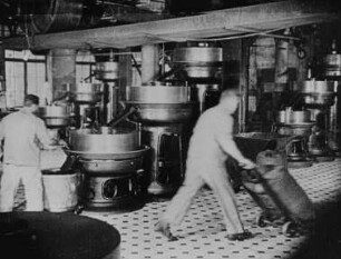 Einfahrt zur Schokoladenfabrik Hartwig & Vogel (Szene aus dem Dokumentarfilm "Nahrungsmittel aus sonnigen Ländern")