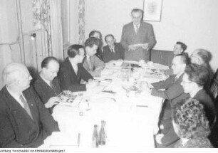 Schach: Tagung des DDR-Schachpräsidiums (3. von links, Redner, Wolfgang Uhlmann)