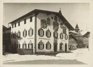 Oberammergau im Winter. Lüftelmalerei mit Fresken von Franz Seraph Zwink am barocken Wohn- und Geschäftshaus Dorfstraße 24