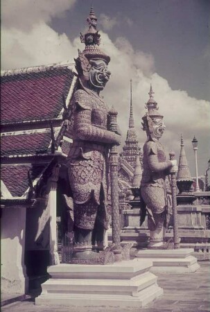 Reisefotos Thailand. Bangkok. Großer Palast (Residenz der Könige von Siam). Zwei Wächterfiguren (Dämonen) auf der oberen Terrasse
