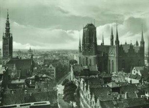 Danzig. Links Rathaus, rechts die Marienkirche