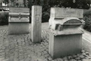 Torgau. Elbstraße. Denkmal zur Geschichte der Torgauer Elbbrücke (Sandstein)
