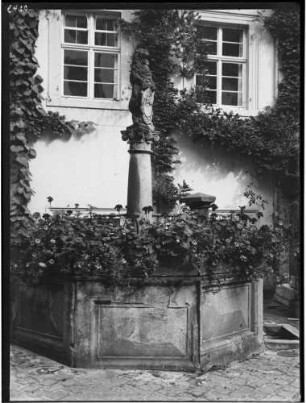 Baden-Baden Kloster Heilig-Grab Brunnen im Hof (Mitte 16. Jahrhundert)