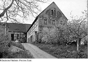 Klipphausen-Scharfenberg (ehem. Naustadt 33). Dreiseithof (bez. 1846). Wirtschaftsgebäude mit Kummethalle und Scheune