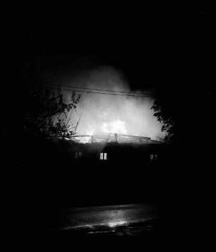 Brand: Reetdachhaus von Richard Kraske: lodernde Flammen in der Nacht