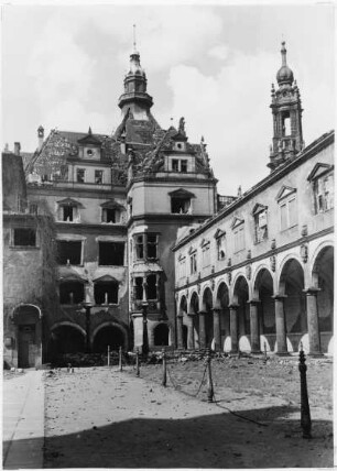 Dresden-Altstadt. Schloß. Stallhof mit den Ruinen von Kanzleihaus, Georgenbau und Langem Gang. Dresden: Landesamt für Denkmalpflege Sachsen, Nowak_3