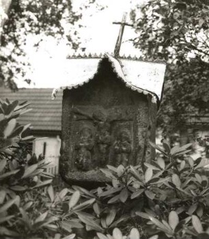 Betsäule "Sühnstein" mit metallenem Schutzdach. Sandstein, 15. Jahrhundert. Dippoldiswalde, Bahnhofstraße