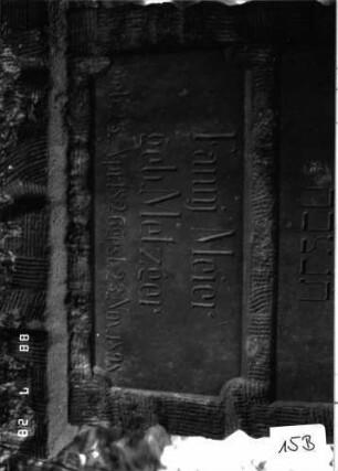 Grabstein 15 (Index: 100101162) Material: Sandstein Zustand: gut Maße HxBxT: 113x50x16 cm Beschreibung: rusticaartige Stele, Sockel, Segmentbogenabschluß, Schriftplatten rechteckig Symbolik: Voluten: Grabstein 15B