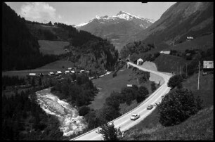 Airolo: Passstraße mit Blick talaufwärts zum Gotthardmassiv