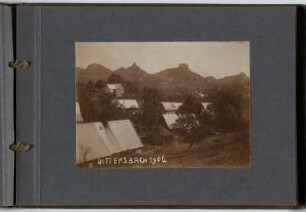 Albumseite mit Ansicht von Dittersbach (heute Jetřichovice / Tschechien) : Album einer Fahrt nach Dittersbach und einer Reise ans Meer 1906. Kartoneinband, geprägt mit Kordelbindung; 13,2 x 18,6 x 1 cm (ab 1906). Dresden: SLUB/DF 2017.A.403
