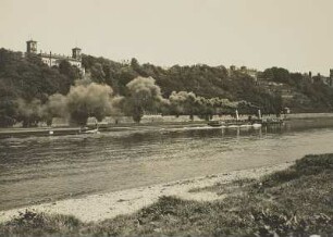Dresden, Albrechtsschlösser : Dresden. Schloss Albrechtsberg und Schloss Eckberg. Ansicht über die Elbe, Schleppdampfer mit Zillen