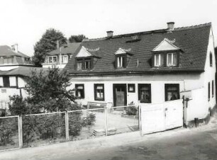Dresden-Mickten, Scharfenberger Straße 22. Wohnhaus (wohl ehemaliges Häusleranwesen; um 1850). Eingangsseite von Süd-Südwesten