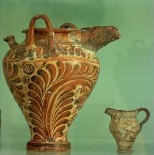 Brückenskyphos aus Agia Triada : Iraklion. Archäologisches Museum. Brückenskyphos, polychrom, Höhe 19 cm, aus Agia Triada. Florastil, um 1600 v. Chr. P5