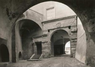 Nitra. Erzbischöfliches Palais. Hauptportal zum Hof und Gewölbe der alten Umfassungsmauer