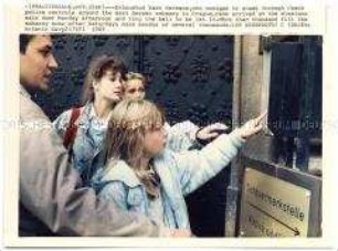 Exodus of East Germany Prag 1989 - DDR-Flüchtlinge an der BRD-Botschaft in Prag bitten um Einlass