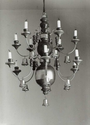 Hängeleuchter für Kerzen : Hängeleuchter für Kerzen (sogenannte Spinne). Holz, gedreht, bemalt. Erzgebirge, um 1930. Seiffen: Erzgebirgisches Spielzeugmuseum