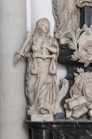 Epitaph für Fürst Karl August Friedrich von Waldeck (1704-1763) — Justitia, Allegorie der Tugend Gerechtigkeit