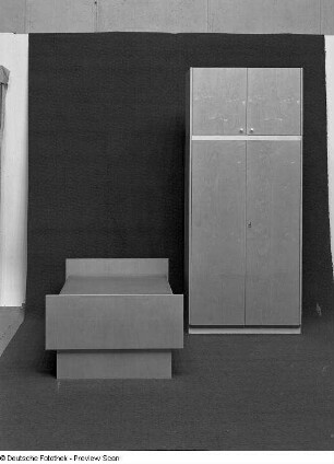 Wäscheschrank : Schlafzimmermöbel (1972; VEB Hammerbrücke). Bett und Schrankteil (Wäscheschrank)