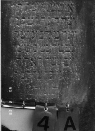 Grabstein 4 (Index: 100114988) Material: ? Zustand: gut Maße HxBxT: 162x48x22 cm Beschreibung: Stele auf gestuftem Sockel, Spitzgiebel mit Davidstern Symbolik: Davidstern: Grabstein 4A