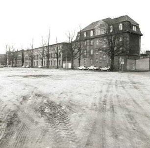 Cottbus, Karl-Liebknecht-Straße / Ecke Lausitzer Straße. Infanteriekaserne der Bundeswehr (1886). Straßenansicht von Südwesten mit Erweiterungsbau (um 1930)