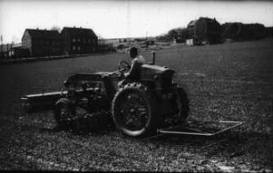 Fotografie: Düngerstreuer, Frontanbau, Egge, Heckanbau, Hackmaschine, Zwischenachsanbau, Geräteträger