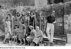 Gruppenbild eines Trümmerbeseitigungstrupps