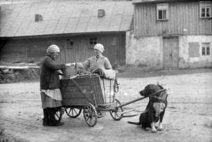 Händlerin mit Hundegespann vorm Haus des Fotografen Hermann Krauße