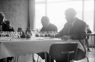 Freiburg: Weinbauinstitut; Weinprämierung 1970/1971, Tisch