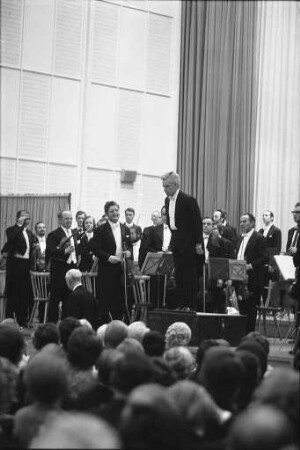 Gastspiel des Berliner Philharmonischen Orchesters mit Dirigent Herbert von Karajan in der Stadthalle Karlsruhe
