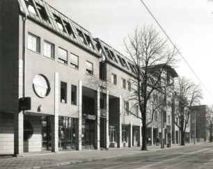 Dresden-Strehlen, Lockwitzer Straße 23. Büro- und Geschäftshaus (1993/1994). Straßenansicht von Westen