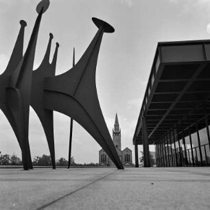 Têtes et queue vor der Neuen Nationalgalerie : Berlin. Têtes et queue von Calder vor der Neuen Nationalgalerie
