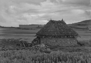 Steinhaus der Amhara : Gemauertes Haus mit Strohdach der Amhara bei Debre Birhan.