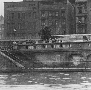 Berlin-Kreuzberg, Gröbenufer. Ufermauer der kanalisierten Spree, an der Brüstung Schriftzug "Freiheit für alle!"