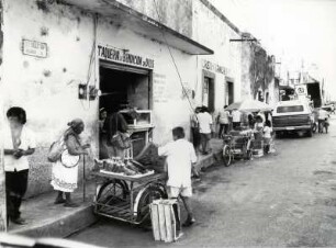 Belebte Straße voller Armut in Valladolid