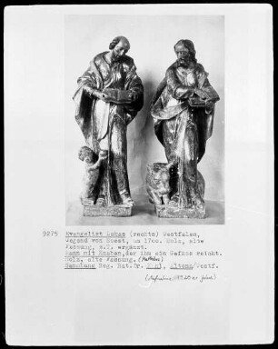 Evangelist Lukas (rechts) und Geistlicher mit Knaben, der Ihm ein Gefäß reicht (Matthäus?) (links)
