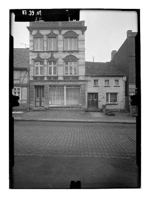 Lübz, Plauer Straße. Wohnhaus mit Laden. Straßenfront